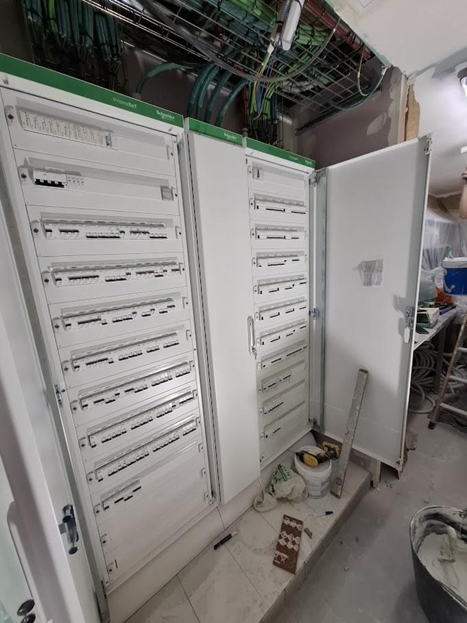 Cuadros eléctricos de distribución instalados en el salón de celebraciones de La Guardia de Jaén como parte del proyecto de instalaciones eléctricas.