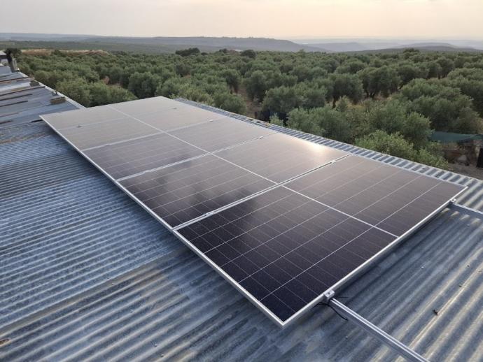 Paneles solares instalados sobre una cubierta metálica en el centro de conservación de Piedrabuena, Ciudad Real, dentro del proyecto de comprobación estructural e instalación fotovoltaica.