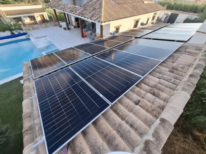 Paneles solares fotovoltaicos instalados sobre la cubierta del Hotel Rural Valle del Turrilla en Hinojares, Jaén, con una potencia total de 20 kilovatios pico.